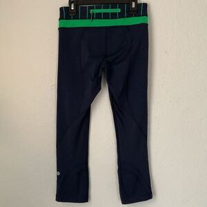 Lululemon Women’s Navy and Green Pocket Crop Capri Leggings Size 4